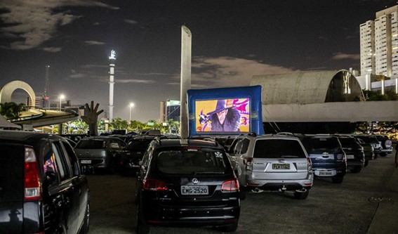 Cinemas drive-in nos EUA atraem público jovem com apelo à nostalgia e  sessões 'românticas' a céu aberto, Cinema